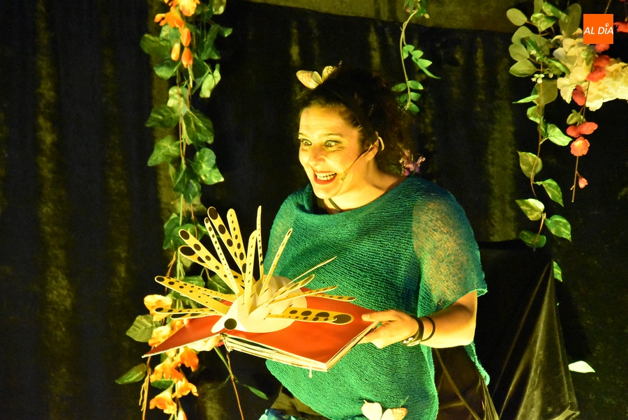 Charo Jaular encandila una vez más a los niños mirobrigenses con un doble cuentacuentos