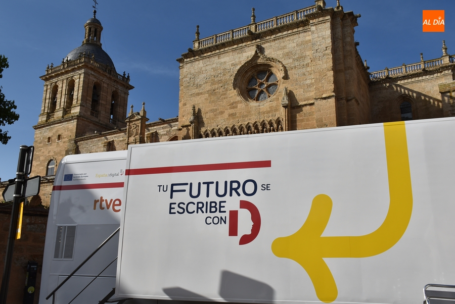 Llega a Ciudad Rodrigo el autobús de la ‘Generación D’