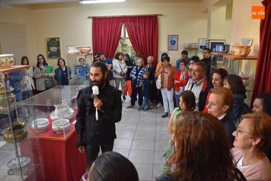 Concurrida visita teatralizada al Museo del Orinal con motivo del Día Internacional de los Museos