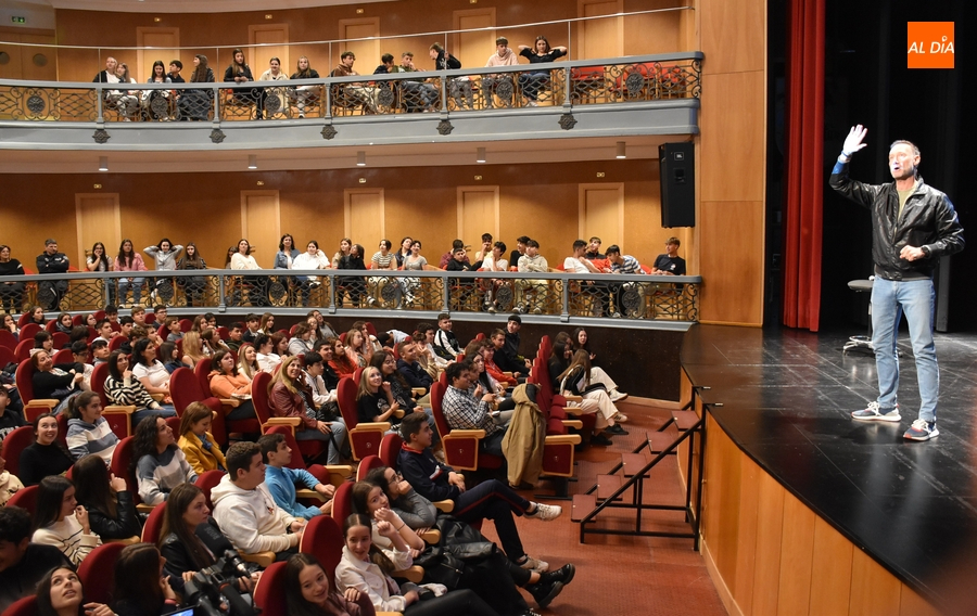 Pedro García Aguado comparte con los jóvenes su trayectoria vital para que tomen conciencia