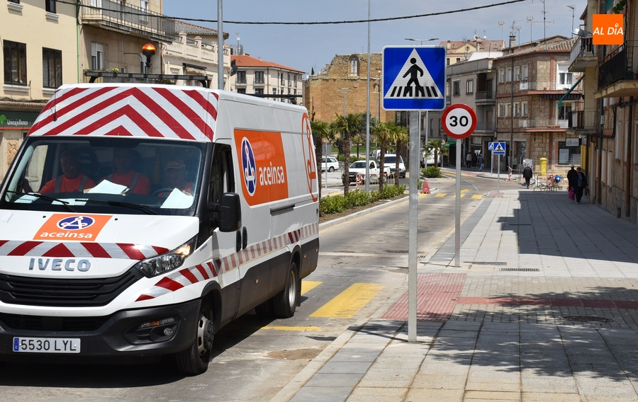 La colocación de la señalización vertical provoca un nuevo corte de la Avenida de España