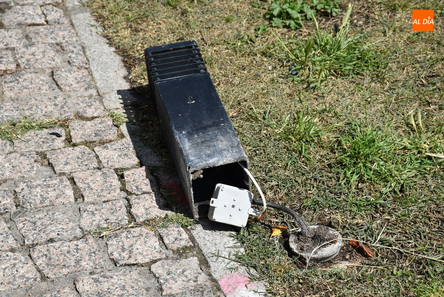 Reventados seis bolardos de luz del Paseo Fernando Arrabal