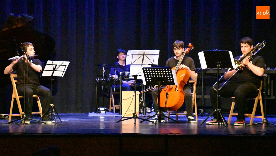 Alumnos y profesores del IES Tierra muestran a sus compañeros sus habilidades musicales