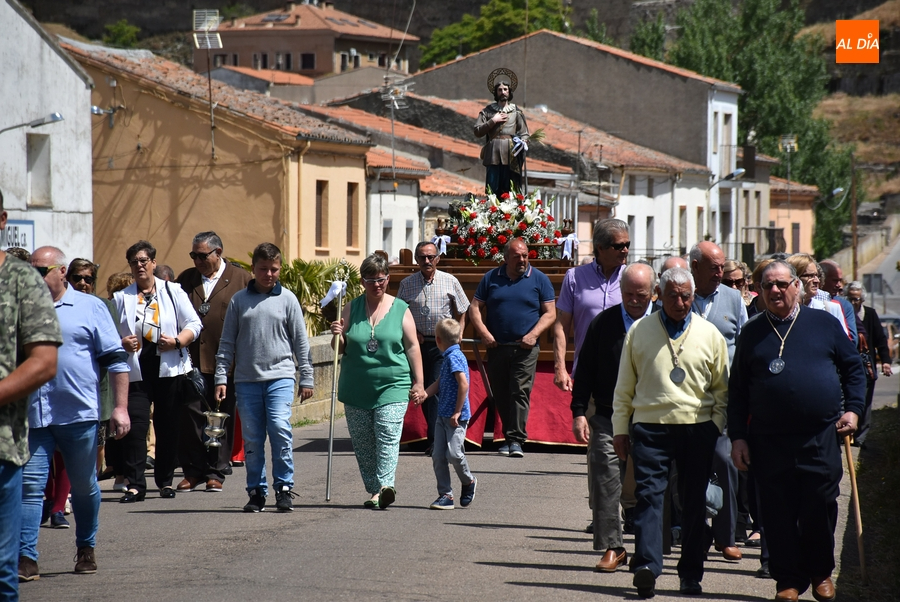 San Isidro procesiona por 1ª vez en carroza en El Puente para bendecir los campos y pedir que llueva
