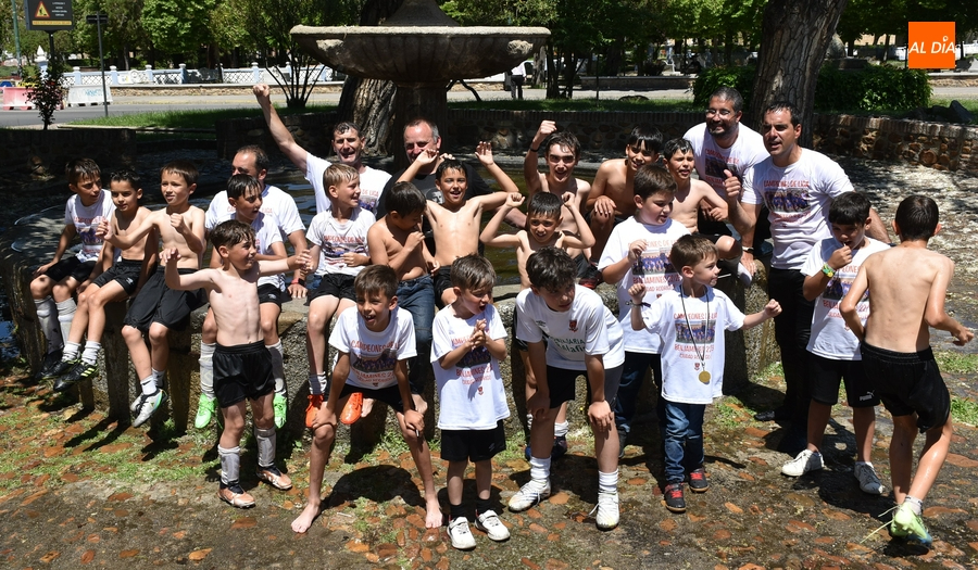 Los benjamines del Ciudad Rodrigo festejan por todo lo alto, con chapuzón incluido, sus títulos ligueros