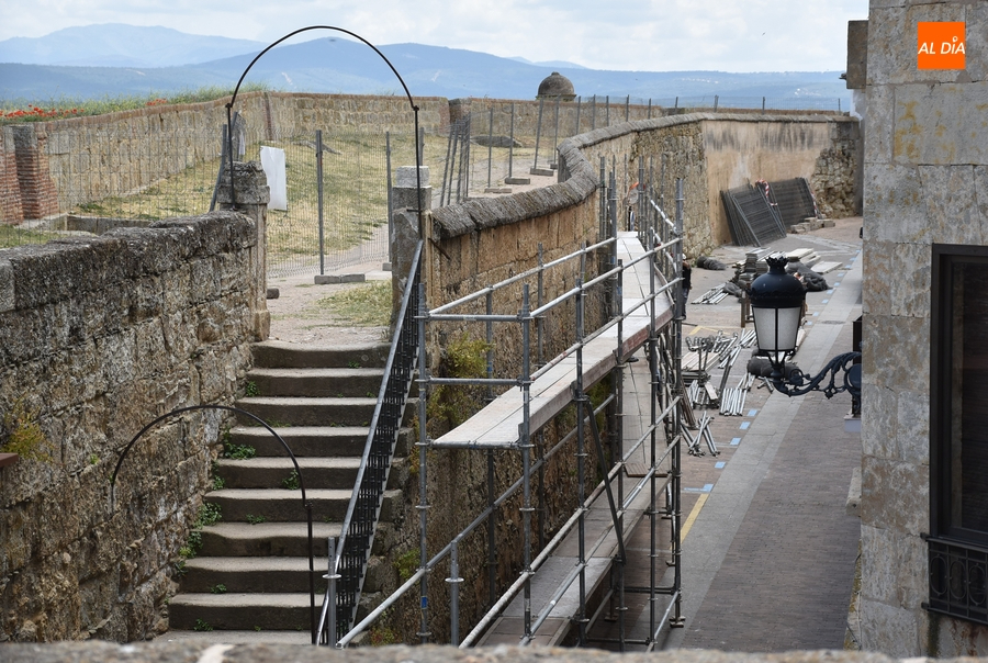 Queda cortada al tráfico de vehículos la bóveda del Registro por la intervención en la muralla