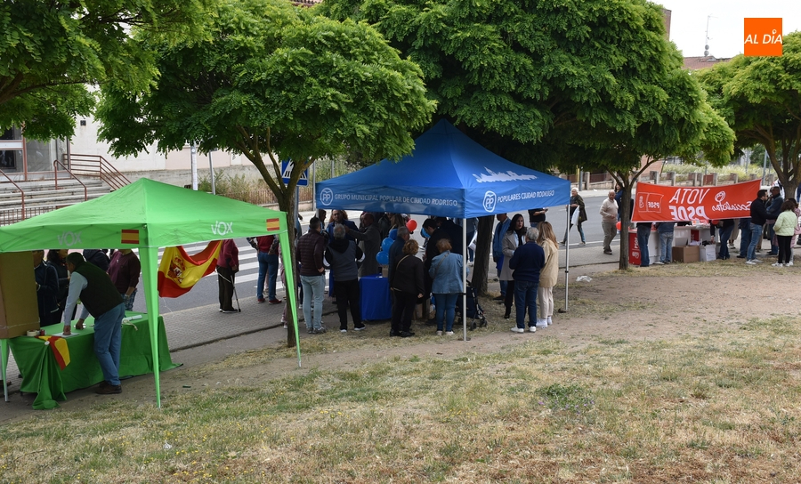 Los partidos se acercan de nuevo al mercadillo a ‘vender’ sus propuestas