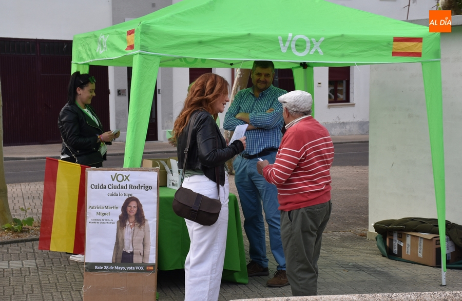 Vox monta de nuevo en las calles su carpa informativa