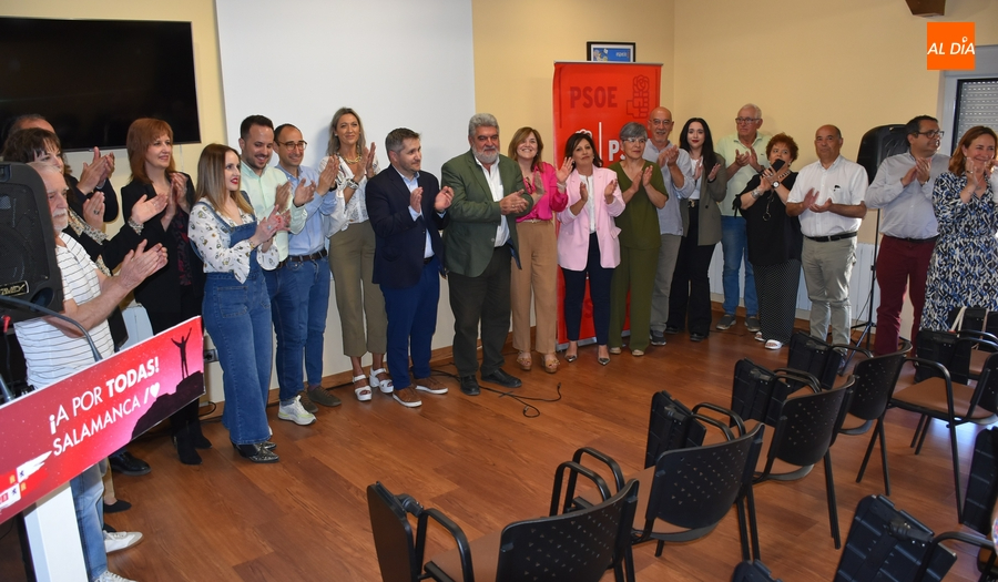 El PSOE presenta oficialmente a Juan Tomás Muñoz como candidato estrechando lazos con Portugal