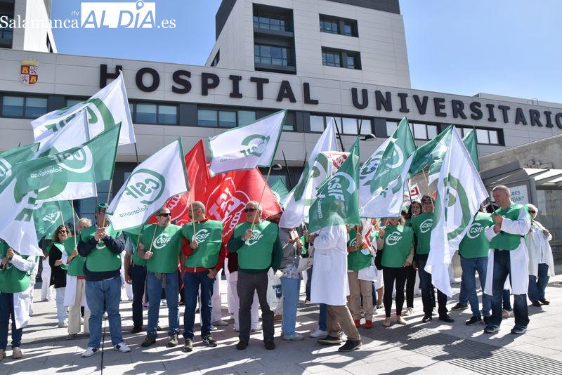 Nueva concentración de los sindicatos en el Hospital de Salamanca 
