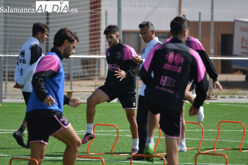 Dani Ponz cuenta con todos sus futbolistas en el entrenamiento para preparar la final con el Pontevedra