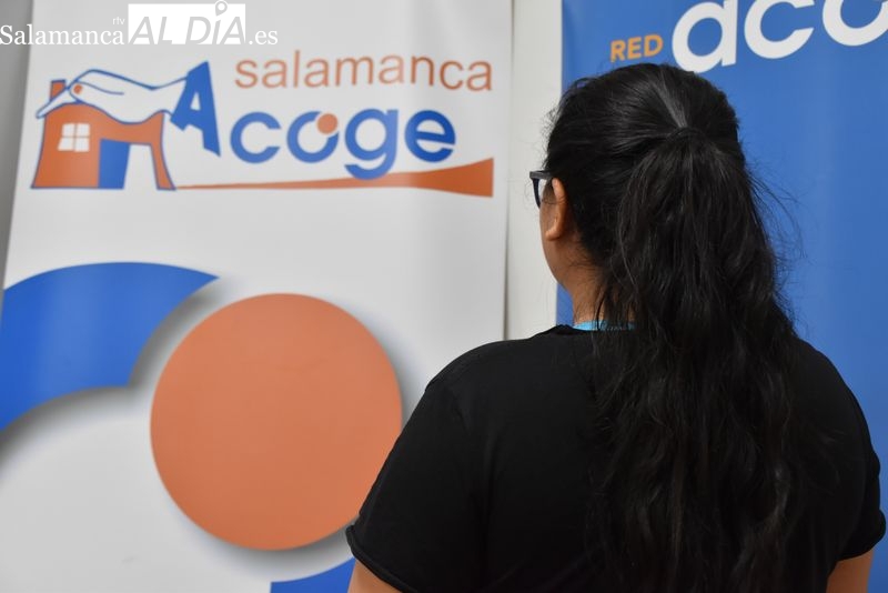 Entraron en casa varios encapuchados y nos apuntaron con pistolas, la historia de una joven que tuvo que abandonar su país huyendo de las pandillas 