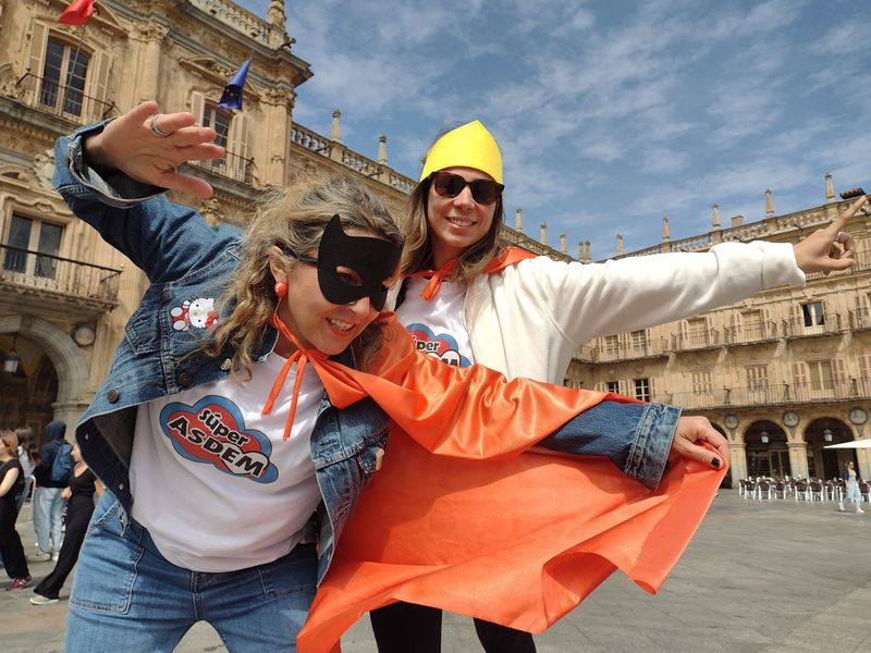 Disfraces y un photocall para celebrar el día mundial de la EM