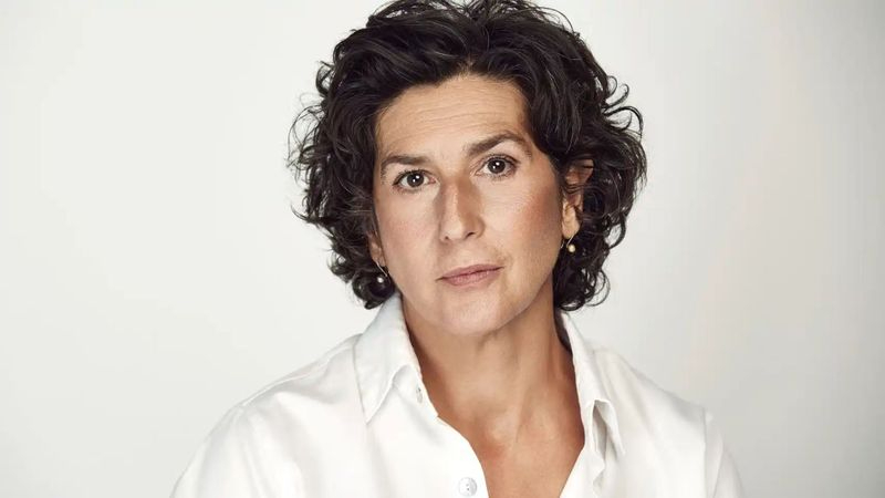 La actriz Elvira Mínguez presenta en Salamanca su primera novela, La sombra de la tierra