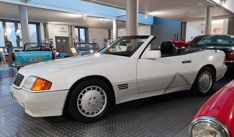 El descapotable con el que viajaba un famoso pintor salmantino