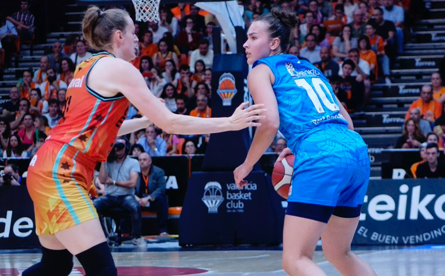 El Perfumerías Avenida se queda a un paso de la épica en el primer partido de la final contra el Valencia Basket (70-66)