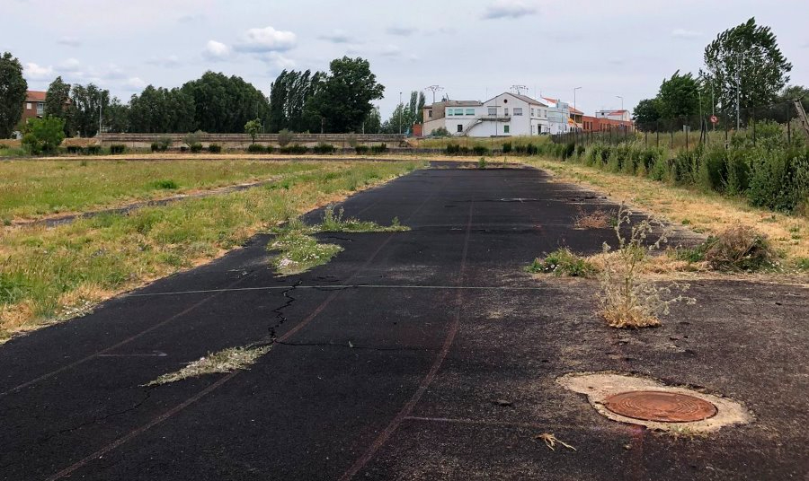 Las pésimas condiciones de las pistas de atletismo vuelven a la palestra