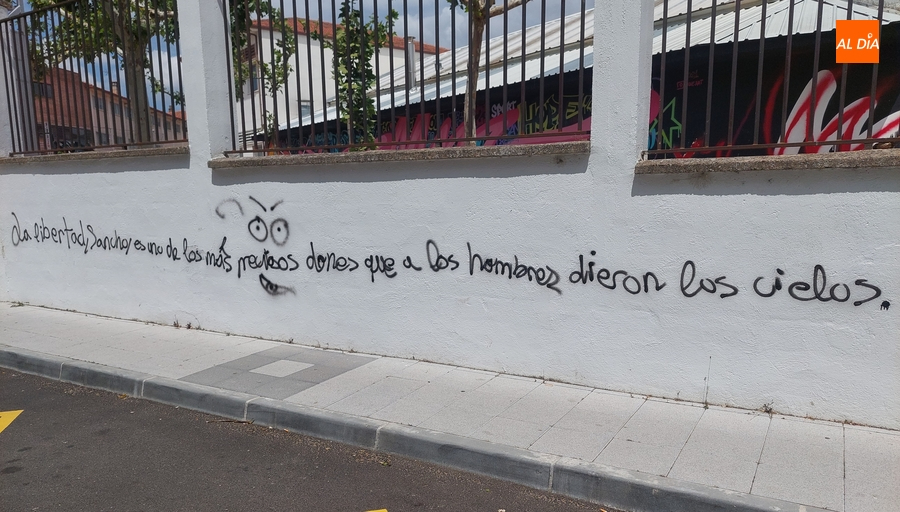 Renace de forma ‘artesanal’ el lema quijotesco de la calle Escuelas