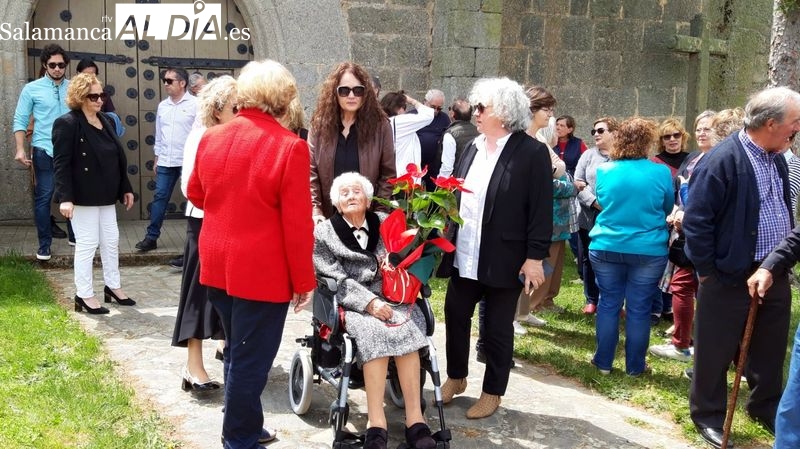 Basi Gaspar cumple 100 años en Olmedo de Camaces rodeada de su familia y sus vecinos