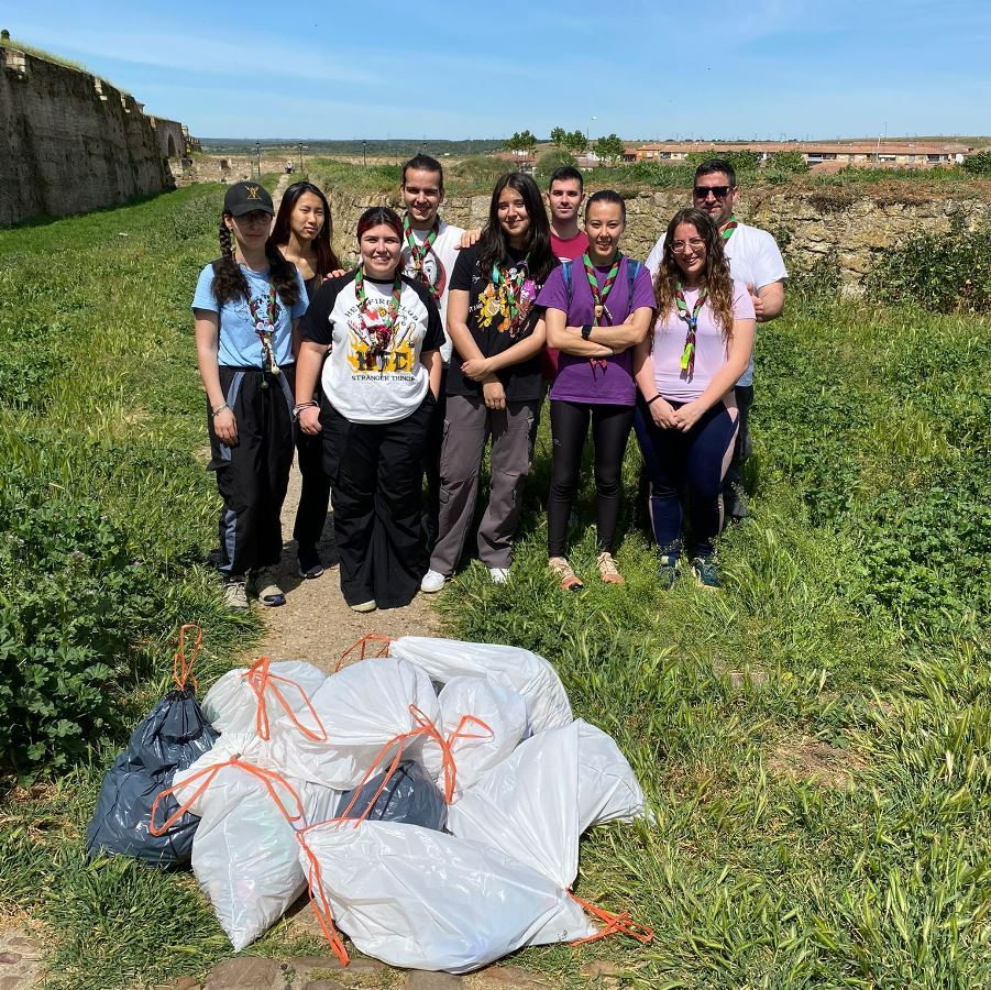 El Grupo Scout Kennedy organiza un concurso de recogida de basura en el entorno del río