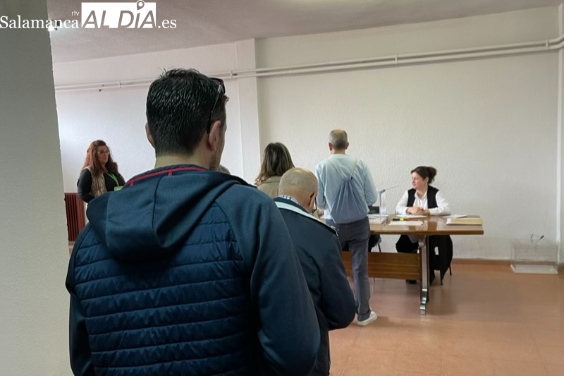 El 38,31% de los electores peñarandinos ha acudido a votar hasta las 14 horas, cerca de un 2% más que hace cuatro años