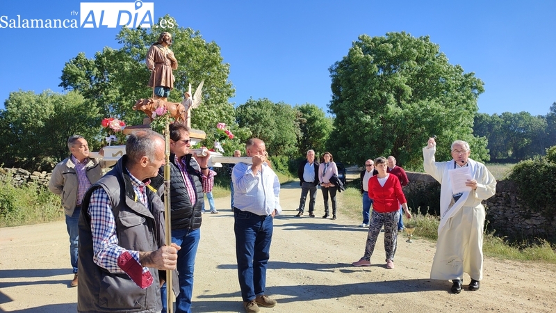 Los vecinos de Bogajo piden lluvia a San Isidro durante la bendición de campos