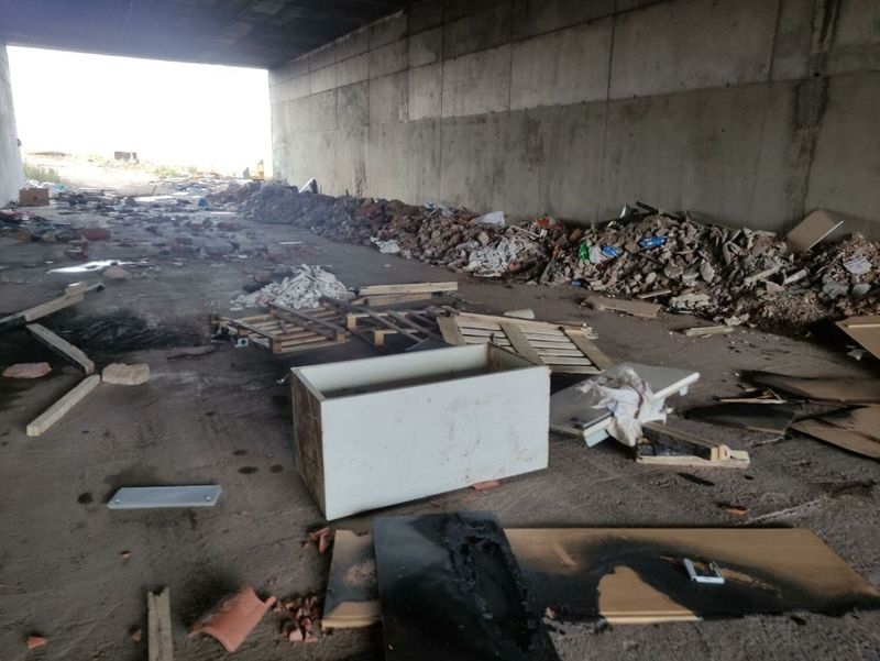 Los vecinos de Tejares vuelven a denunciar la acumulación de basura, en esta ocasión, al lado de la A-66