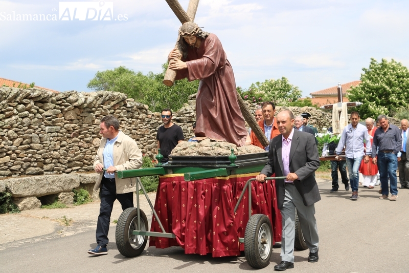 Los vecinos de La Redonda celebran Santa Cruz con actos religiosos y una comida