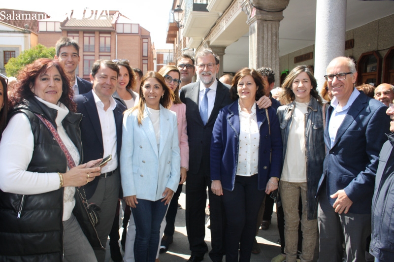 Una nube de gente recibe a Mariano Rajoy en su visita al mercadillo de Peñaranda