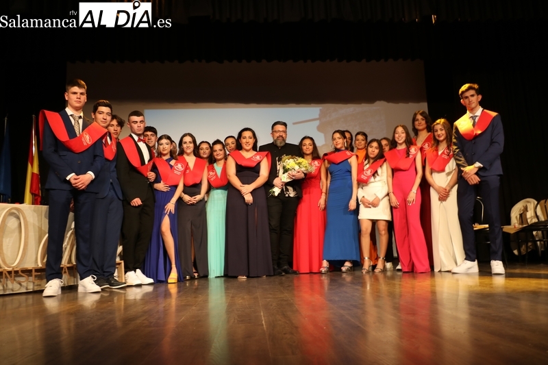 El IES Ramos del Manzano saca en Vitigudino una nueva hornada de 27 bachilleres y profesionales