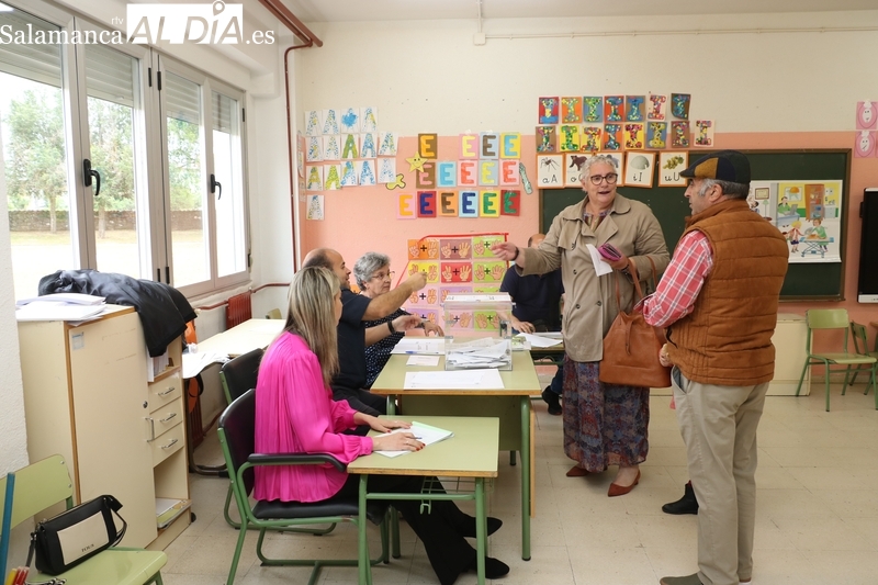 La eliminación de una de las cuatro mesas habituales desconcierta a los votantes en Vitigudino 