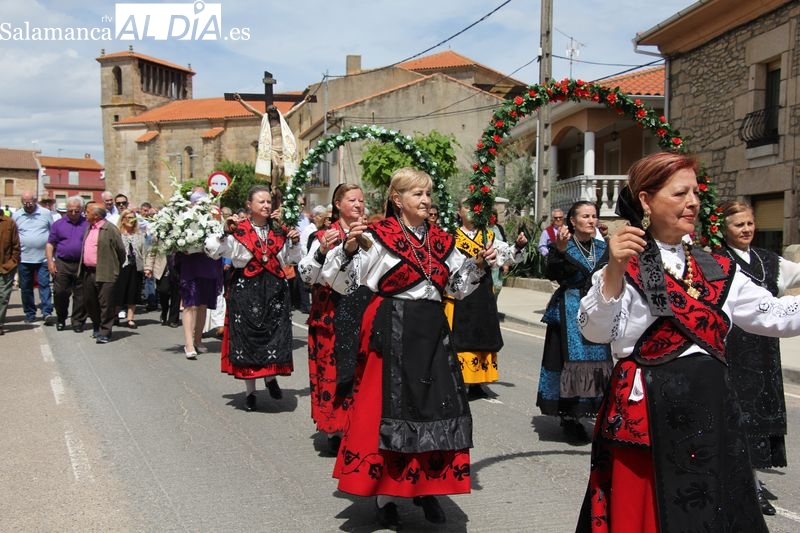 La Asociación de Mujeres de Masueco ejerce la mayordomía en las fiestas de Santa Cruz