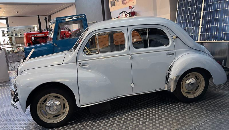 Una mesa redonda para recordar al Renault 4CV (4/4), el vehículo que revolucionó Castilla y León y todo un país
