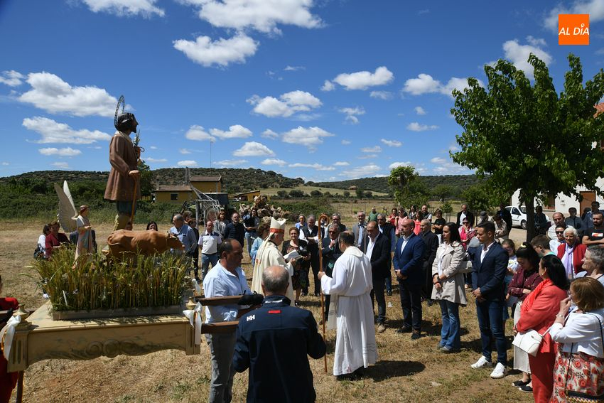 El obispo bendice los campos agrícolas de Águeda en presencia de San Isidro y sus devotos