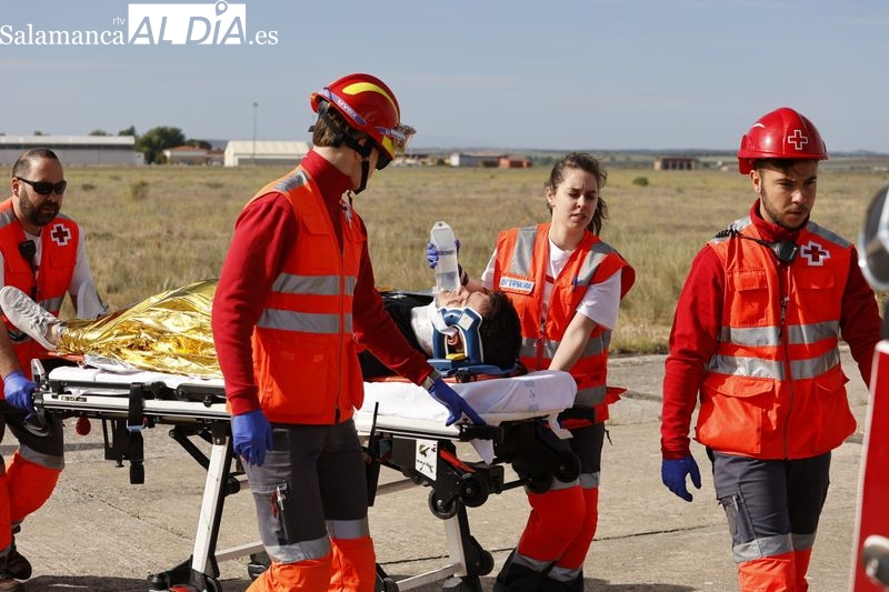 Movilización de militares, bomberos y Cruz Roja en el aeropuerto de Matacán