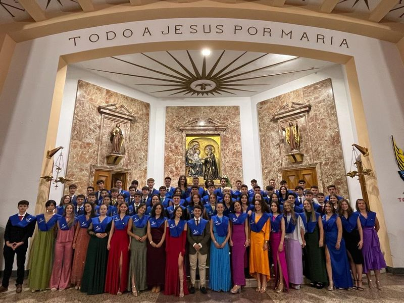 Los alumnos de 2º de bachillerato del colegio Maristas celebran su graduación