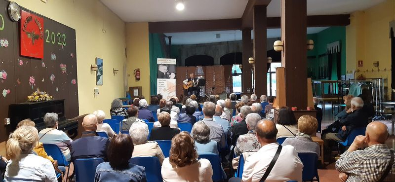 Ameno recital de Toño Blázquez en el Casino Obrero de Béjar