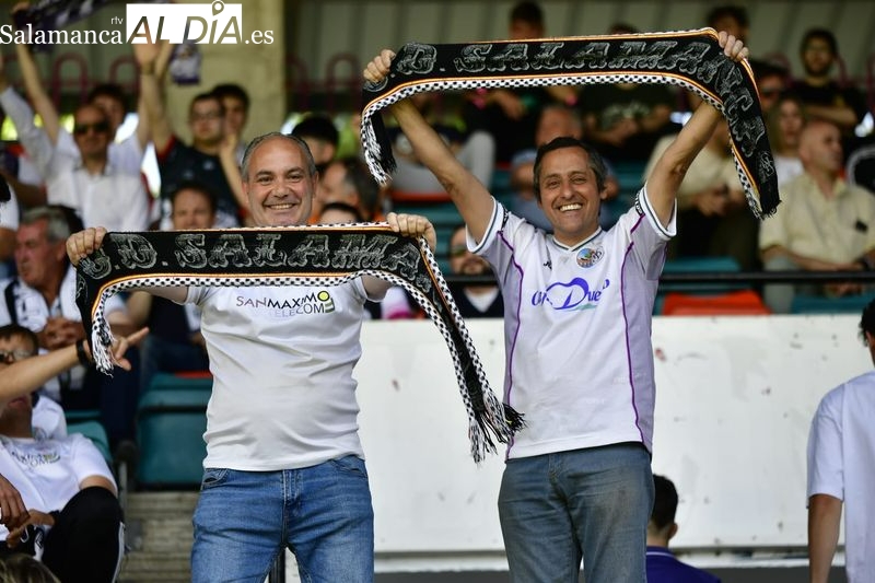 La afición del Salamanca UDS no deja solo a su equipo en el Helmántico
