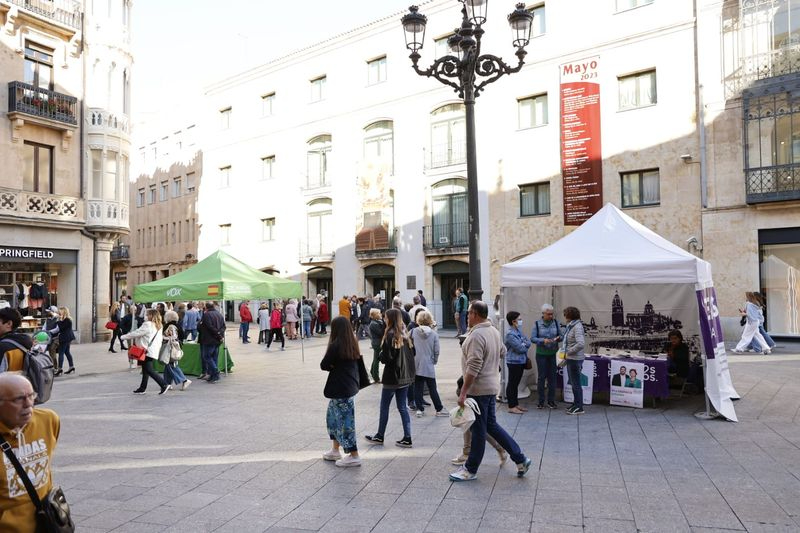 Las habituales carpas electorales ya se sitúan en la plaza del Liceo
