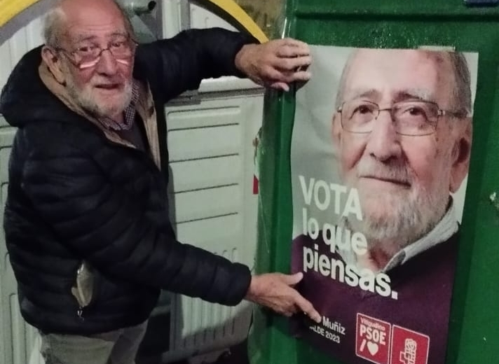 El PSOE no falta a la pegada de carteles en Vitigudino