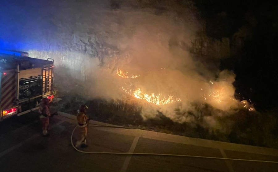 Registrado de madrugada un incendio en el escarpe del Parador
