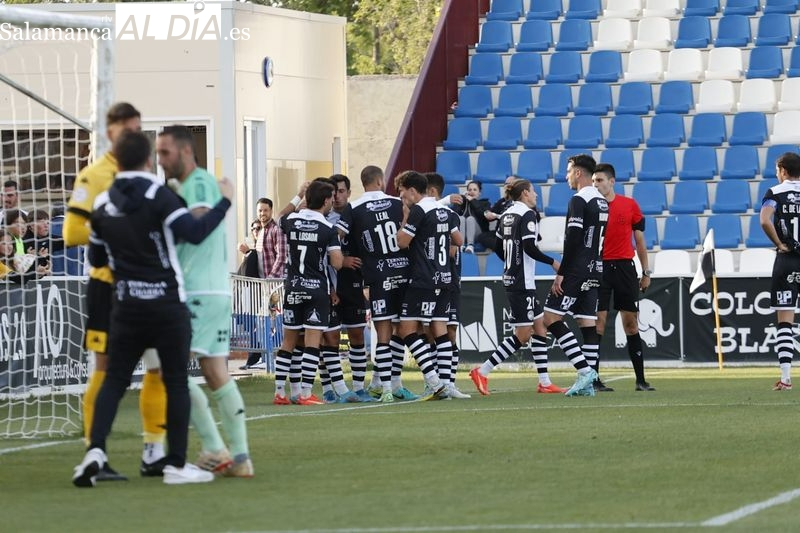 Un aficionado de Unionistas, expulsado del Reina Sofía por saltar al campo tras un gol local