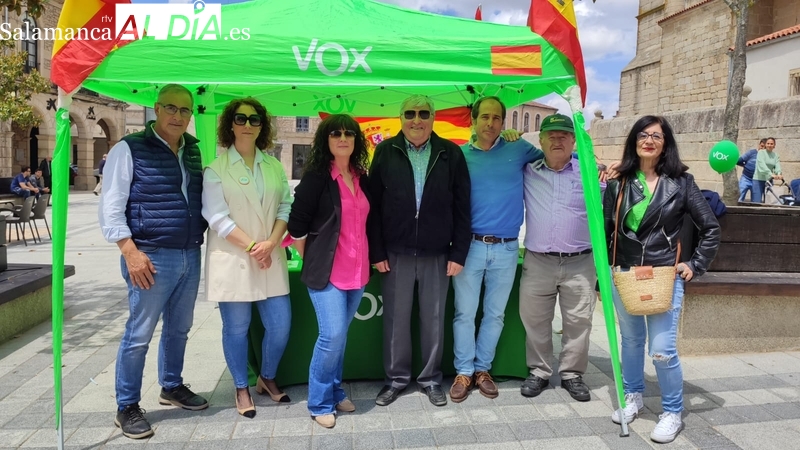 VOX Vitigudino pide el voto y difunde su programa electoral durante el martes de mercado