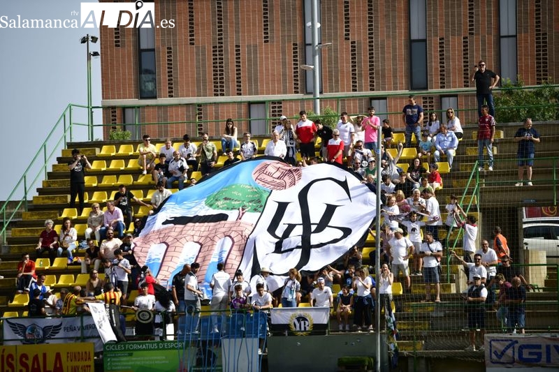 Dos centenares de hinchas del Salamanca UDS se dejan la voz en Barcelona... y otros lo viven por pantalla gigante