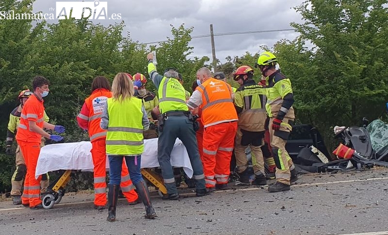 Grave accidente en Calvarrasa de Arriba: tres heridos, dos de ellos atrapados en sus coches 