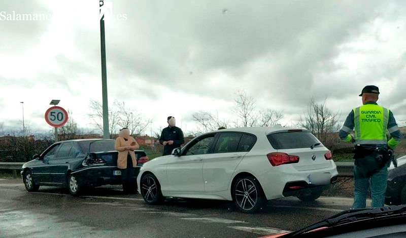 Un herido tras una colisión entre dos turismos en la rotonda de Leclerc