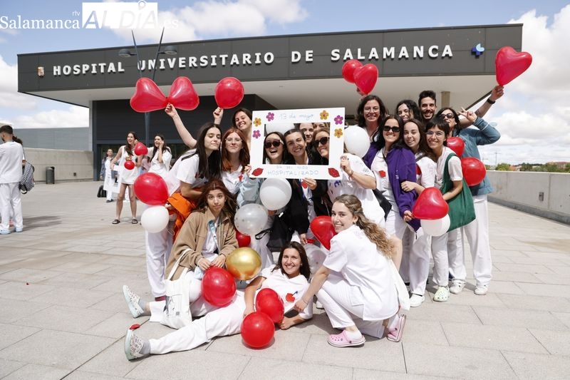 Besos y canciones a la puerta del Hospital de Salamanca