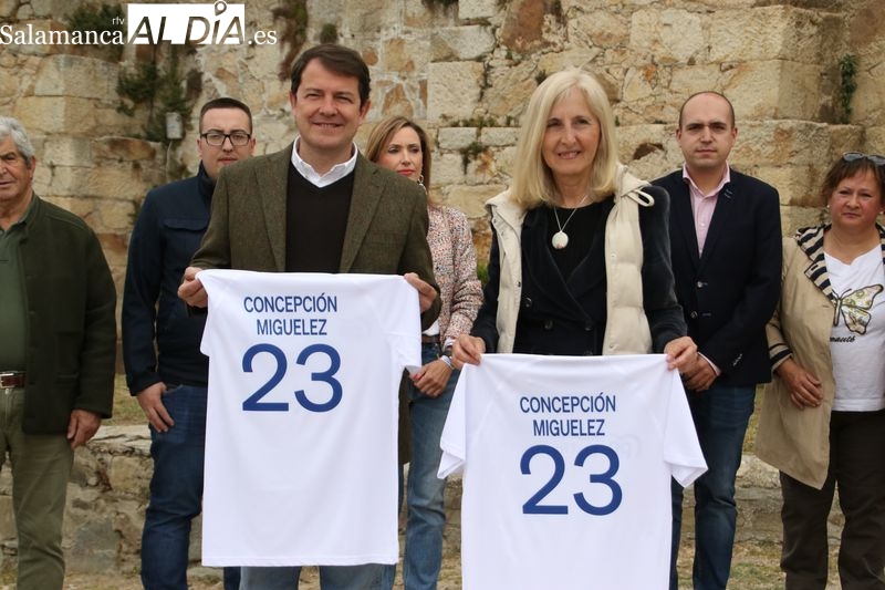 Mañueco promete la creación de suelo industrial y servicio de ambulancia 24 horas en su visita a Alba