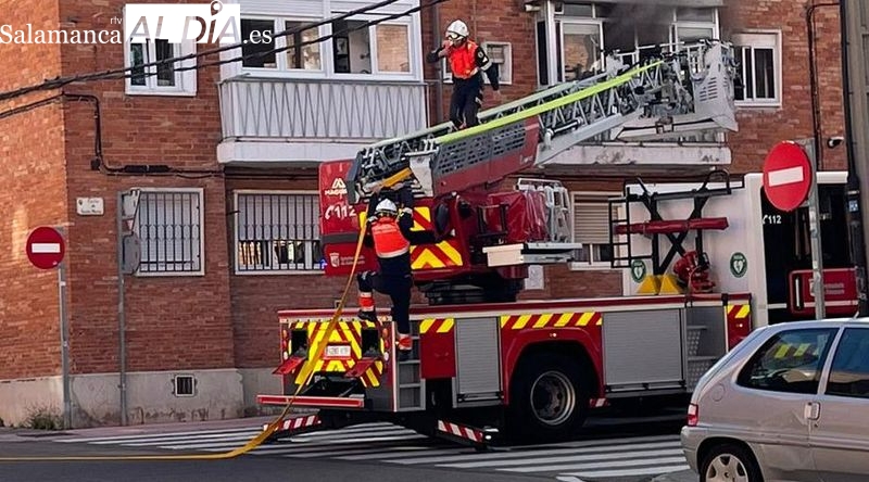 Despliegue de los Bomberos por el incendio en una casa frente a la estación de autobuses
