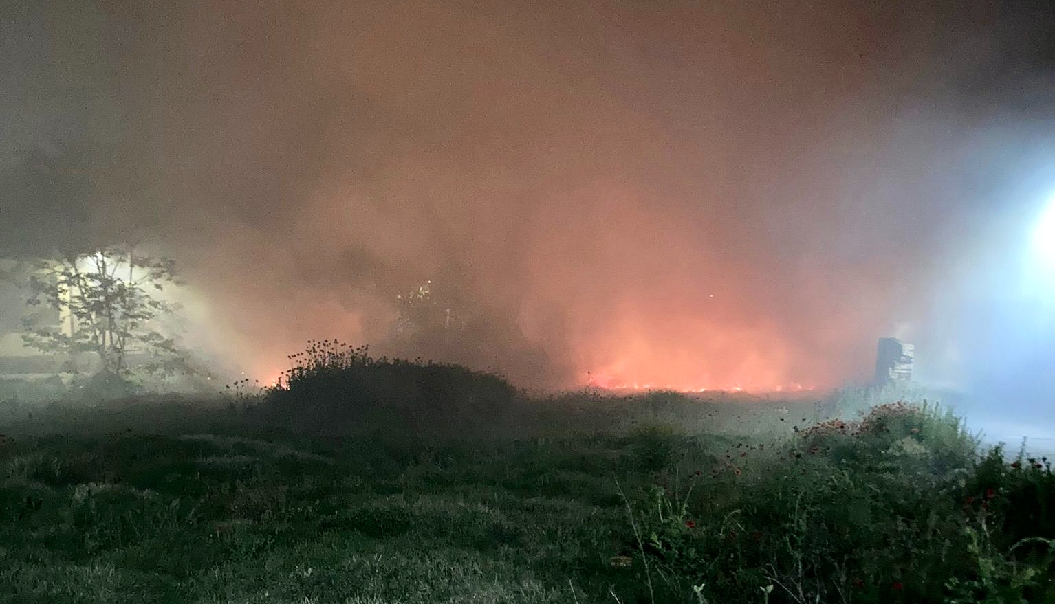 Los Bomberos sofocan un incendio declarado en un terreno cercano a la carretera de Medina